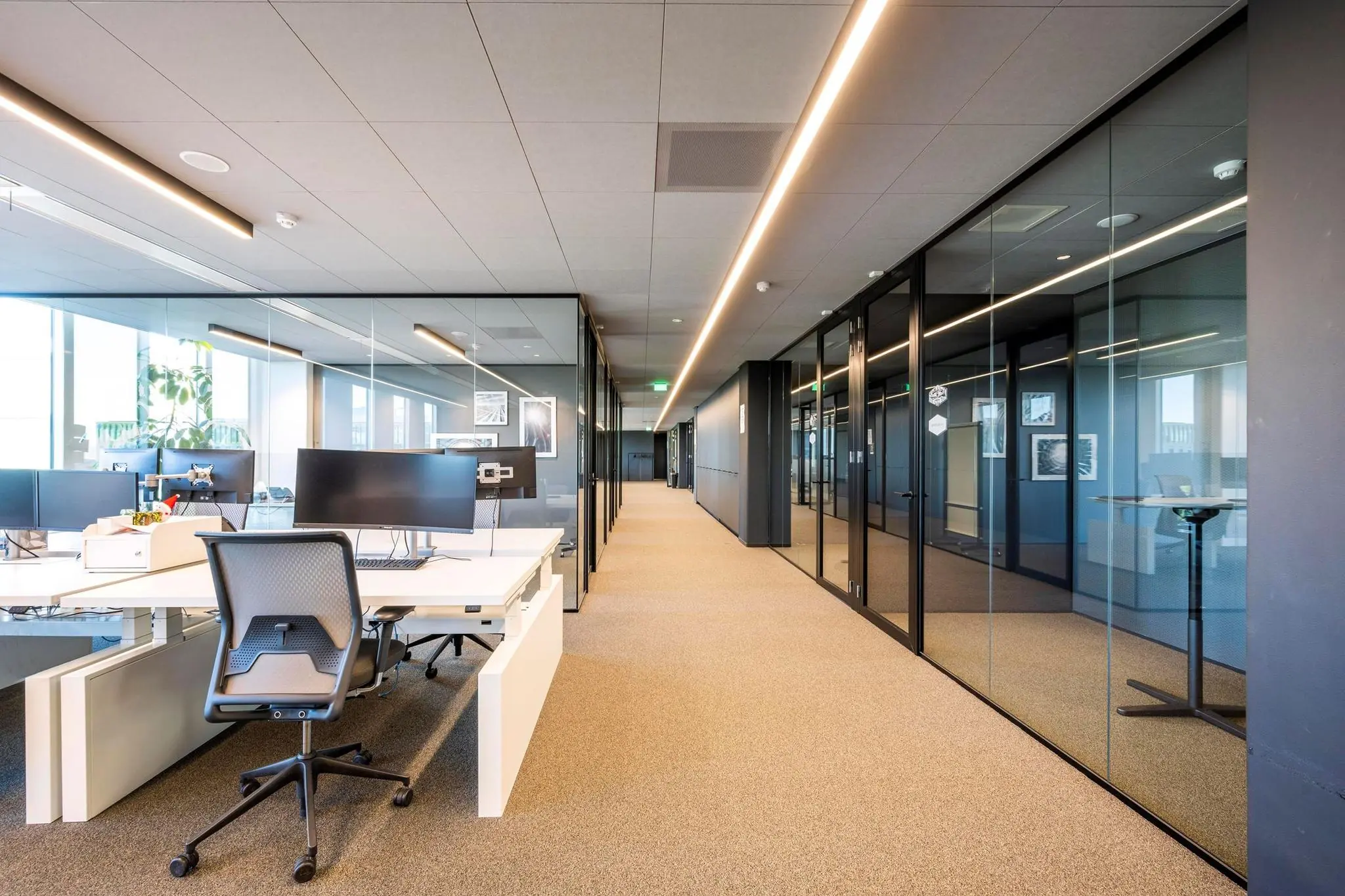 Modern kantoorinterieur in Hoekenrode met open werkplekken en glazen vergaderruimtes.