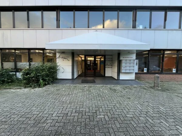 Ingang van het kantoorgebouw 'De Bongerd' aan de Industrieweg 10 met meerdere brievenbussen en een overkapping.
