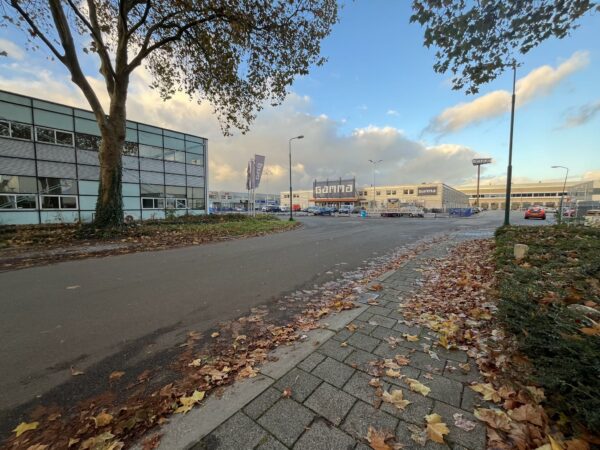 Zicht op de parkeerplaats en het gebouw van bouwmarkt Gamma aan de Industrieweg op een herfstdag.