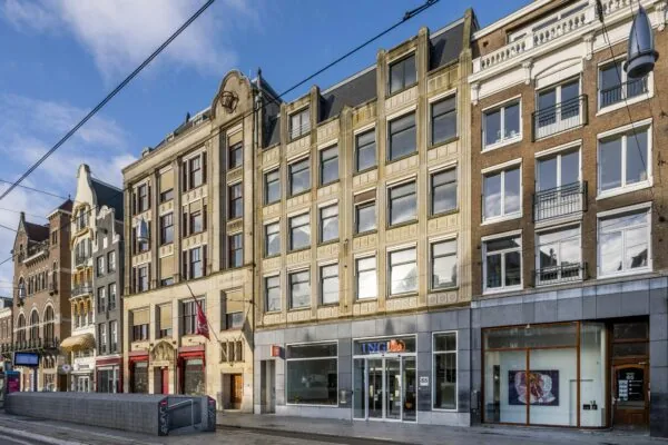Rij historische en moderne gevels aan het Rokin in Amsterdam met onder andere een ING-kantoor op nummer 88.