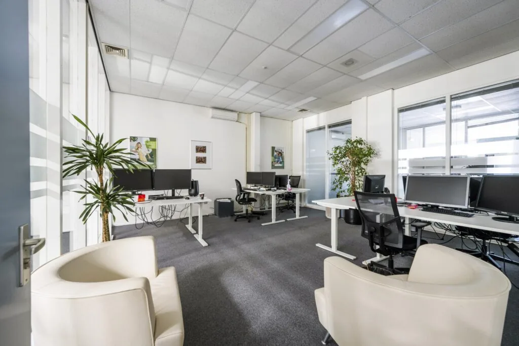 Moderne kantoorruimte aan de Van der Madeweg met meerdere werkplekken, bureaustoelen, computers en kamerplanten.
