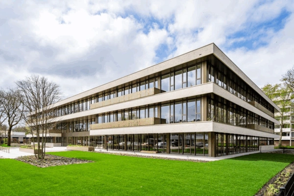 Modern kantoorgebouw Walborg met grote ramen en goed onderhouden gazon op de voorgrond.