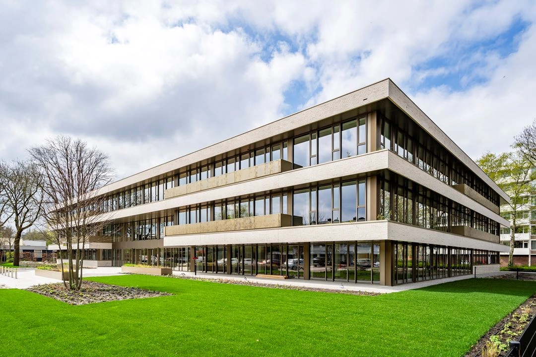 Modern kantoorgebouw Walborg met grote ramen en goed onderhouden gazon op de voorgrond.