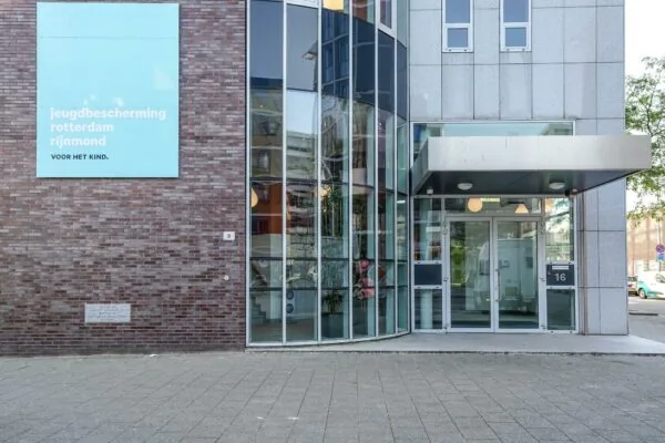 De ingang van het gebouw van Jeugdbescherming Rotterdam Rijnmond aan de Dynamostraat 16.