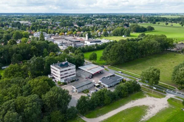 Luchtfoto van de Birkstraat in Soest met een tankstation, een kantoorgebouw en omliggend groen.