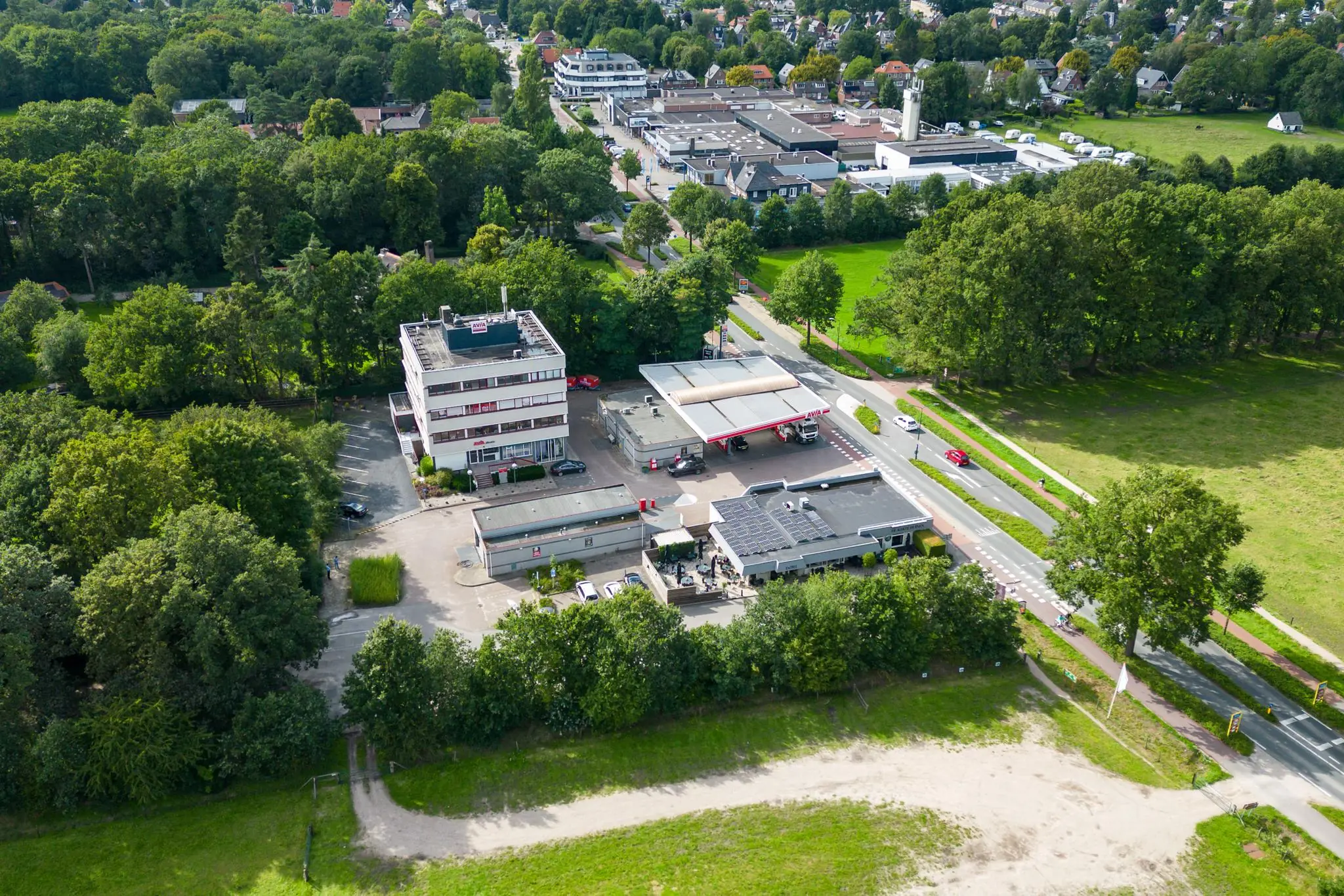 Luchtfoto van de Birkstraat met een kantoorpand, tankstation en omliggend groen in Soest.