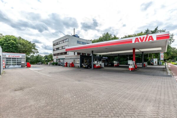 Tankstation AVIA aan de Birkstraat met meerdere pompen, een carwash en een kantoorgebouw op de achtergrond.