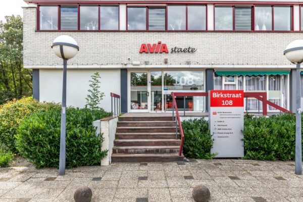 Vooraanzicht van het kantoorpand AVIA Staete aan de Birkstraat 108 met bedrijfsnaambord bij de ingang.