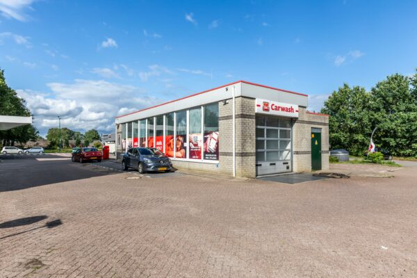 Voorgevel van een AVIA-tankstation met carwash aan de Birkstraat op een zonnige dag.