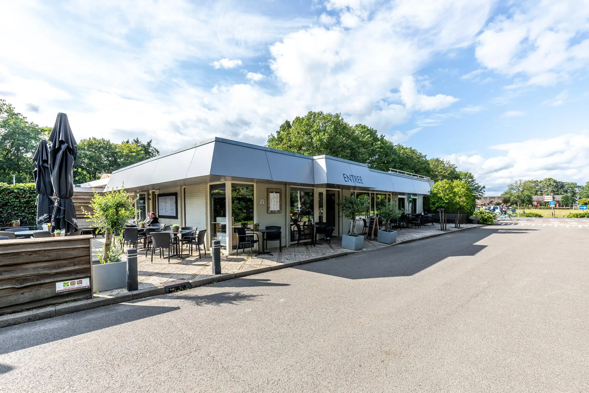Modern horecapand met terras aan de Birkstraat, gezien vanaf de straatzijde op een zonnige dag.