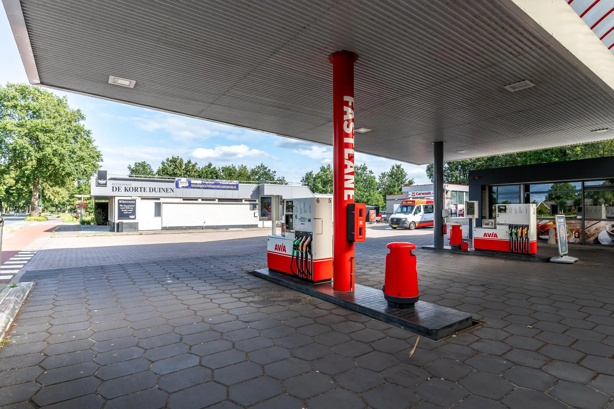 Tankstation AVIA aan de Birkstraat met zicht op restaurant De Korte Duinen op de achtergrond.