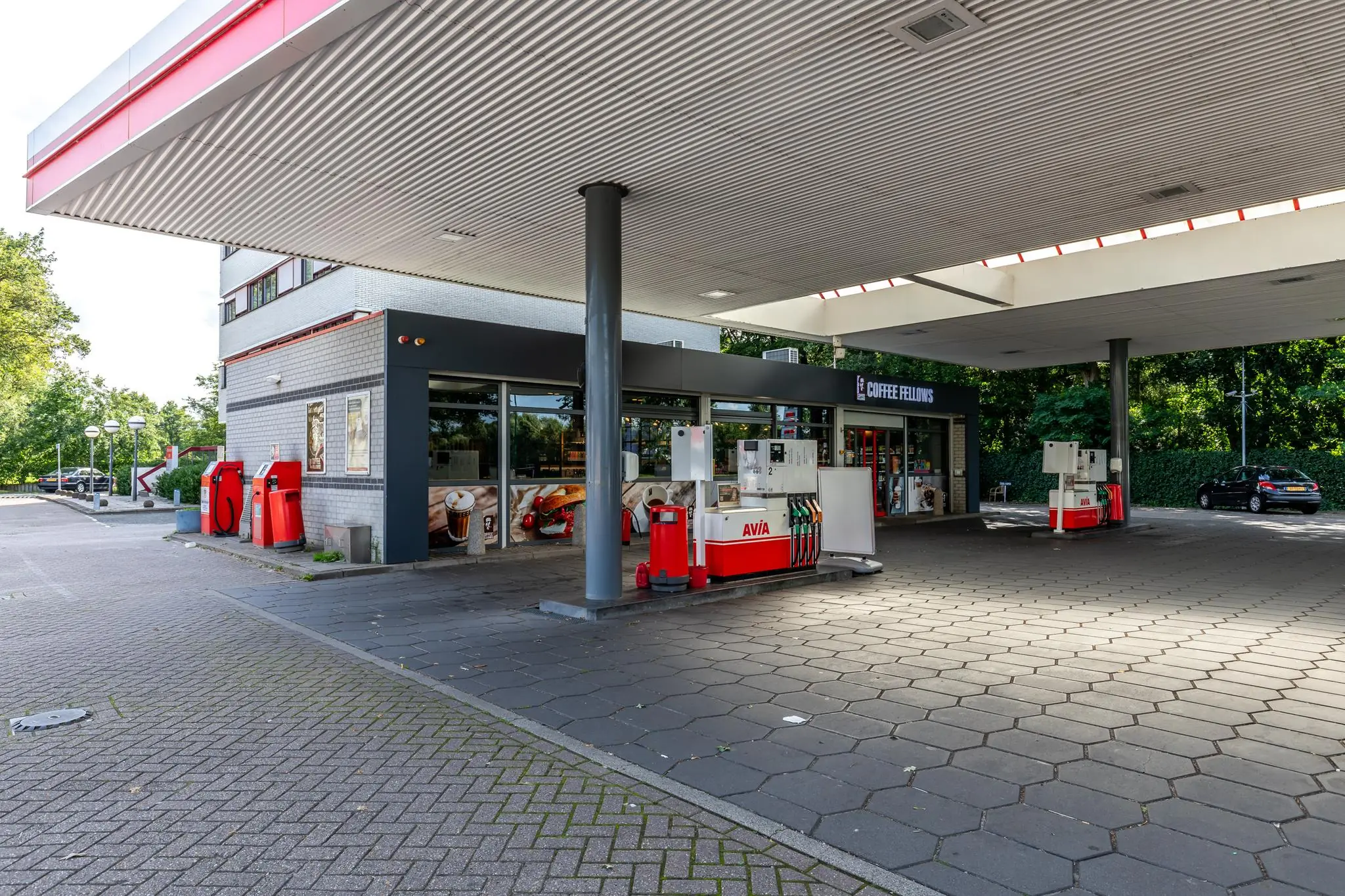 Tankstation AVIA aan de Birkstraat met overkapping, pompen en bijbehorende shop van Coffee Fellows.