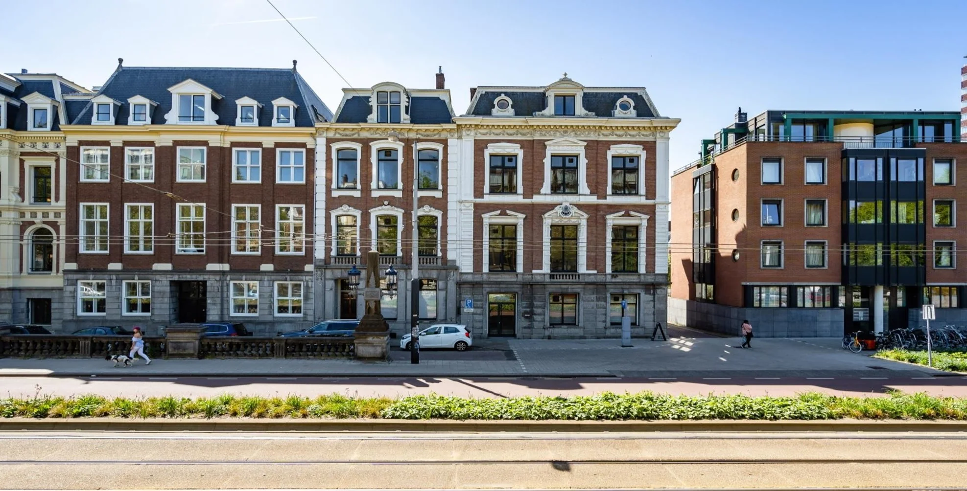 Voorgevel van statige panden aan de Sarphatistraat in Amsterdam met een mix van klassieke en moderne architectuur.