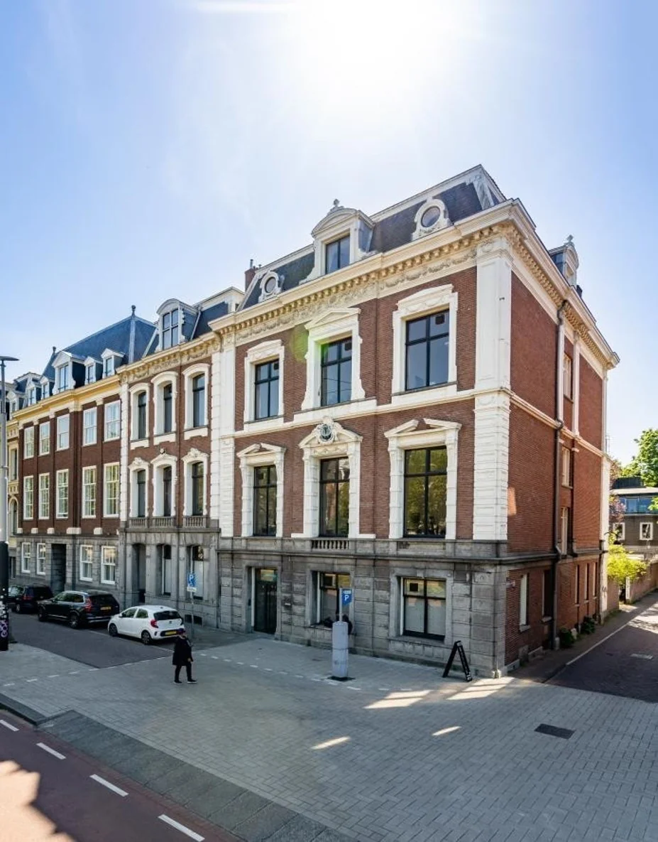 Historisch herenhuis aan de Sarphatistraat in Amsterdam op een zonnige dag.