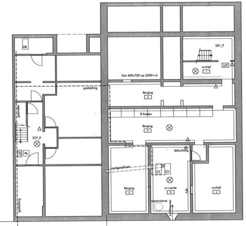 Plattegrond van de kelderverdieping aan de Sarphatistraat met bergingen, archiefruimtes, een technische ruimte en trappenhuis.