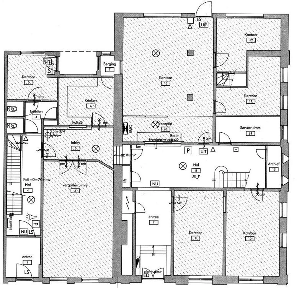 Plattegrond van een kantoorgebouw aan de Sarphatistraat met diverse kantoren, een vergaderruimte, receptie, serverruimte en facilitaire ruimtes.
