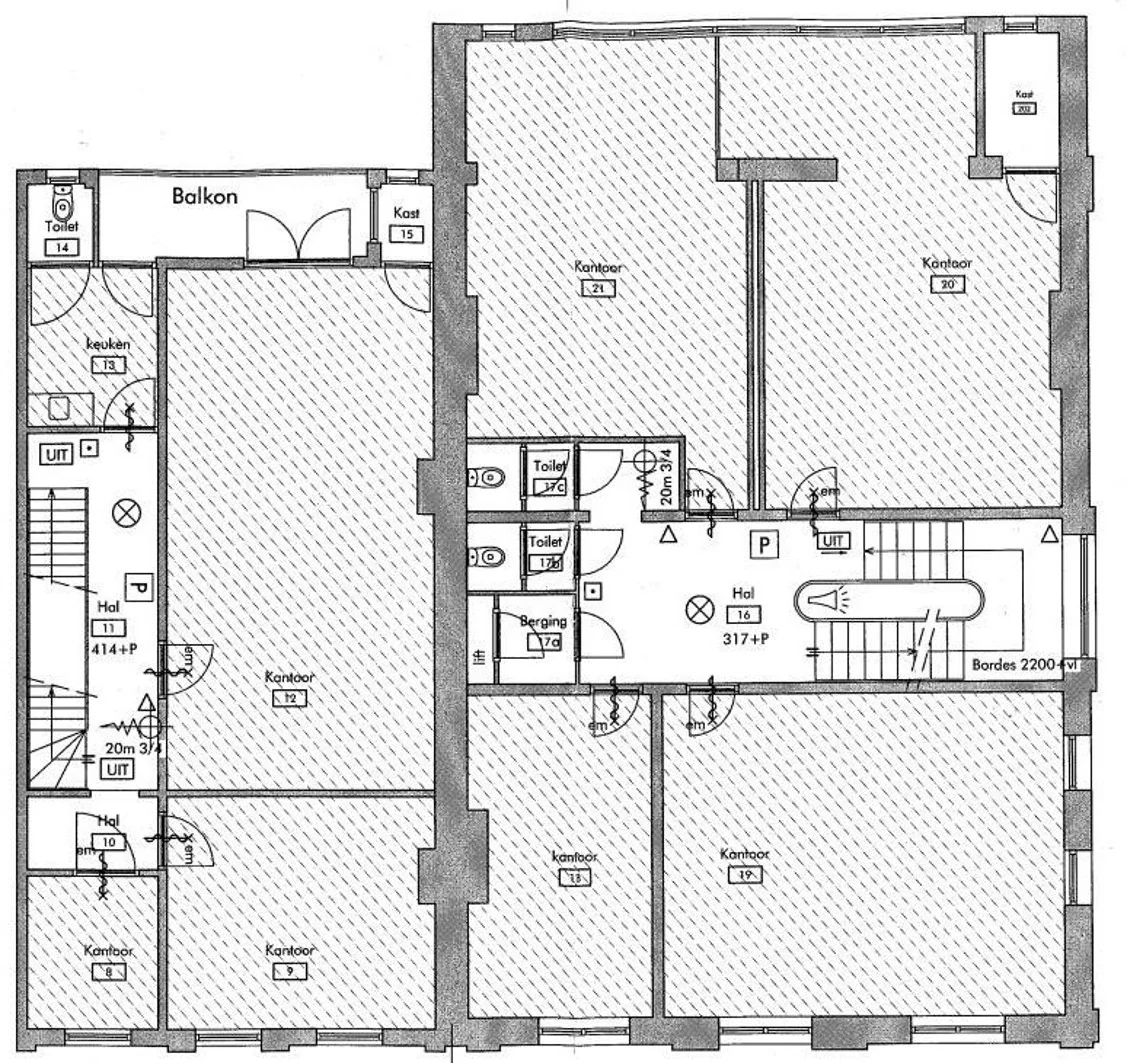 Plattegrond van een kantoorverdieping aan de Sarphatistraat met meerdere kantoren, toiletten, een keuken en een balkon.