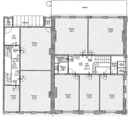 Plattegrond van een kantoorverdieping aan de Sarphatistraat met meerdere kantoorruimtes, bergingen, toiletten en een centrale hal.