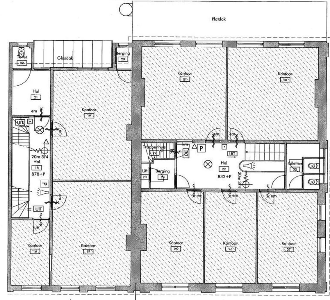 Plattegrond van een kantoorverdieping aan de Sarphatistraat met meerdere kantoorruimtes, bergingen, toiletten en een centrale hal.