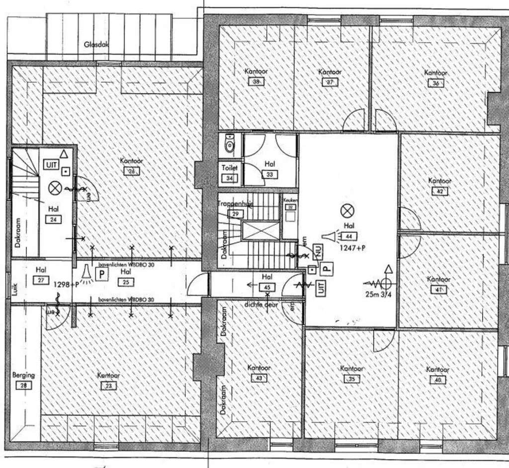 Plattegrond van een kantoorgebouw aan de Sarphatistraat met genummerde kantoorruimtes, hallen, trappenhuis en voorzieningen.