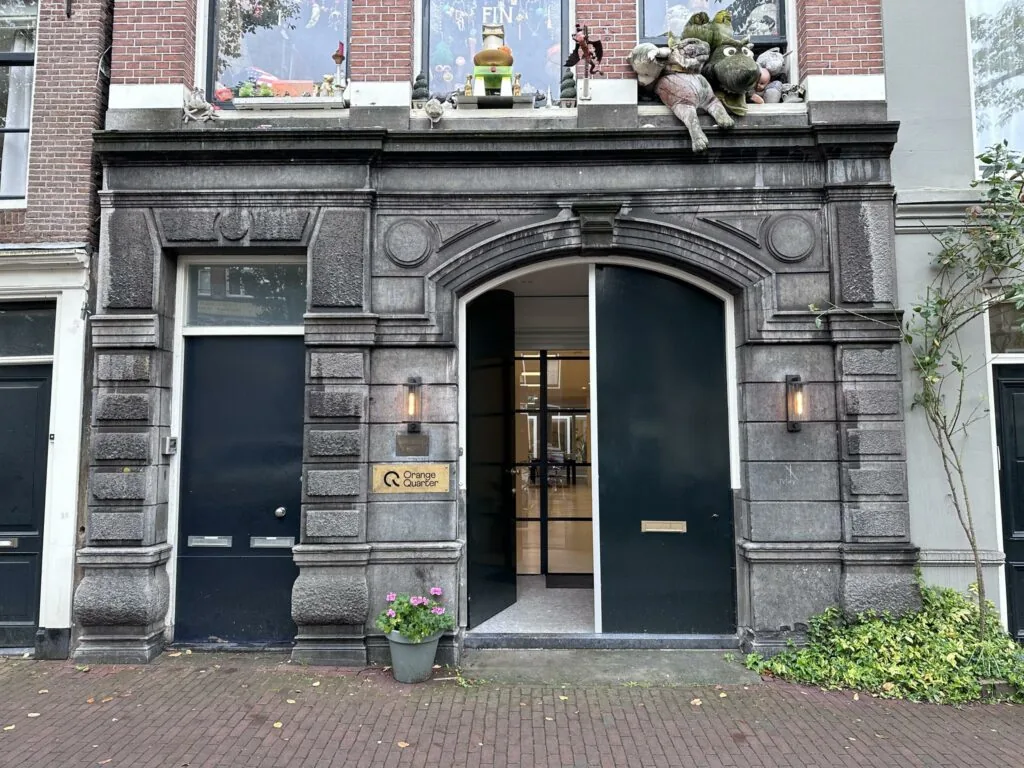 De ingang van het kantoorpand van Orange Quarter aan de Bloemgracht met pluchen figuren boven de deur.