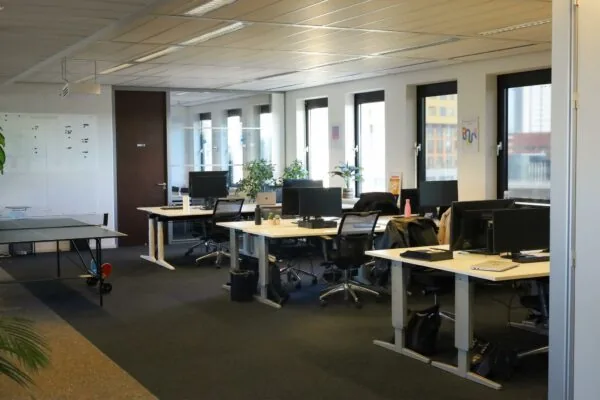 Modern open kantoor op de Radarweg met meerdere werkplekken, computers en een tafeltennistafel.