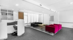 Moderne kantoorruimte aan de Paterswoldseweg met kleurrijke zithoeken en een glazen vergaderruimte.