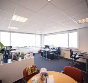 Lichte en moderne kantoorruimte met bureaus, bureaustoelen en grote ramen aan de Slotermeerlaan 67.