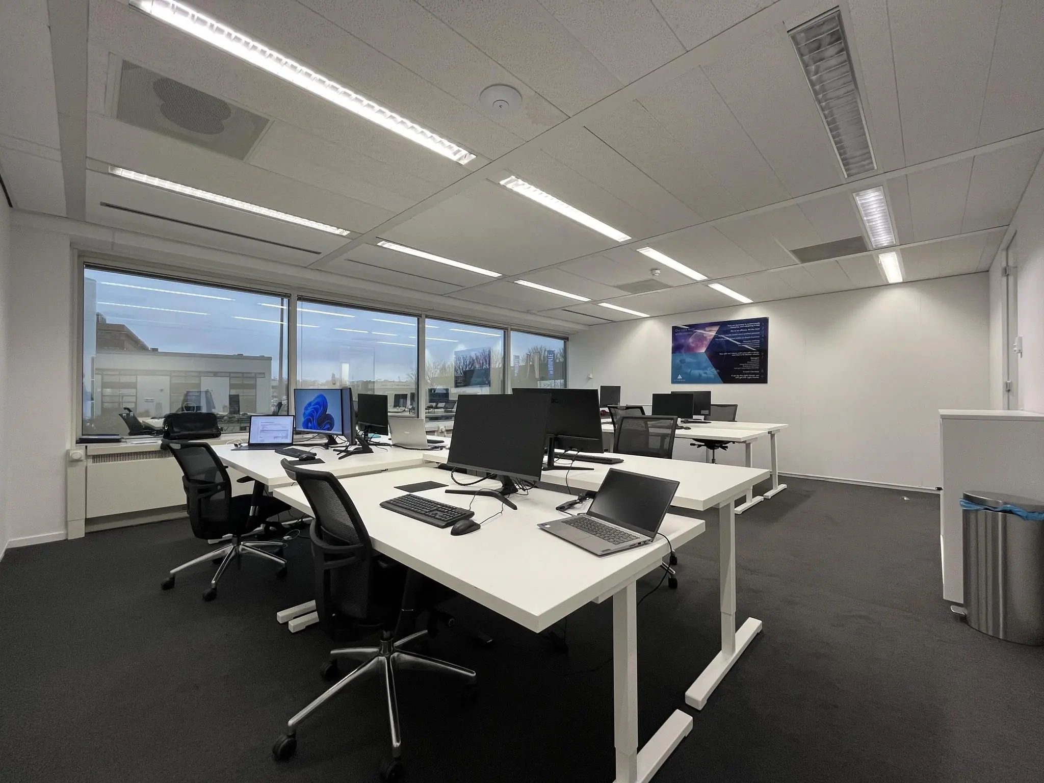 Moderne en netjes ingerichte kantoorruimte aan de Savannahweg met meerdere bureaus, computers en grote ramen.