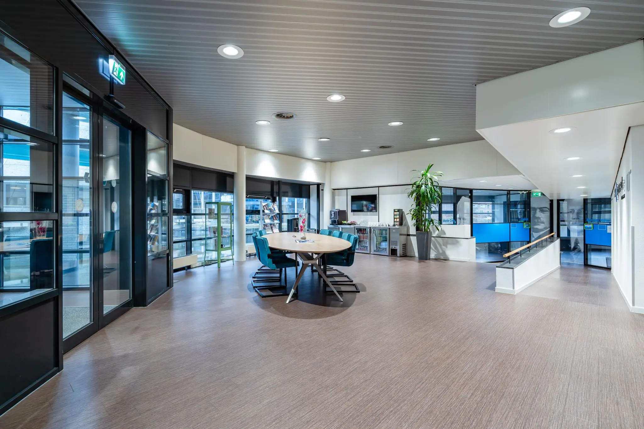 Moderne kantoorruimte aan de Barbizonlaan met vergadertafel, zitplaatsen en veel daglicht.