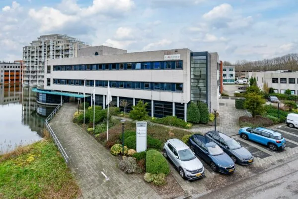 Kantoorgebouw aan de Barbizonlaan 55 met parkeergelegenheid en omliggende bedrijven.