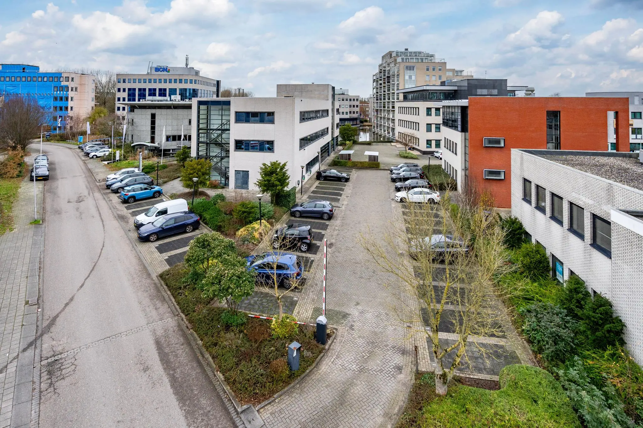 Bedrijventerrein aan de Barbizonlaan met meerdere kantoorgebouwen en geparkeerde auto's.