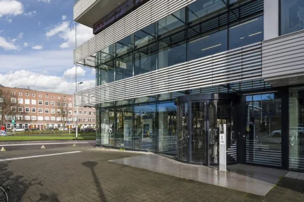 Vooraanzicht van het moderne kantoorpand van WPG Uitgevers aan de Wibautstraat in Amsterdam.