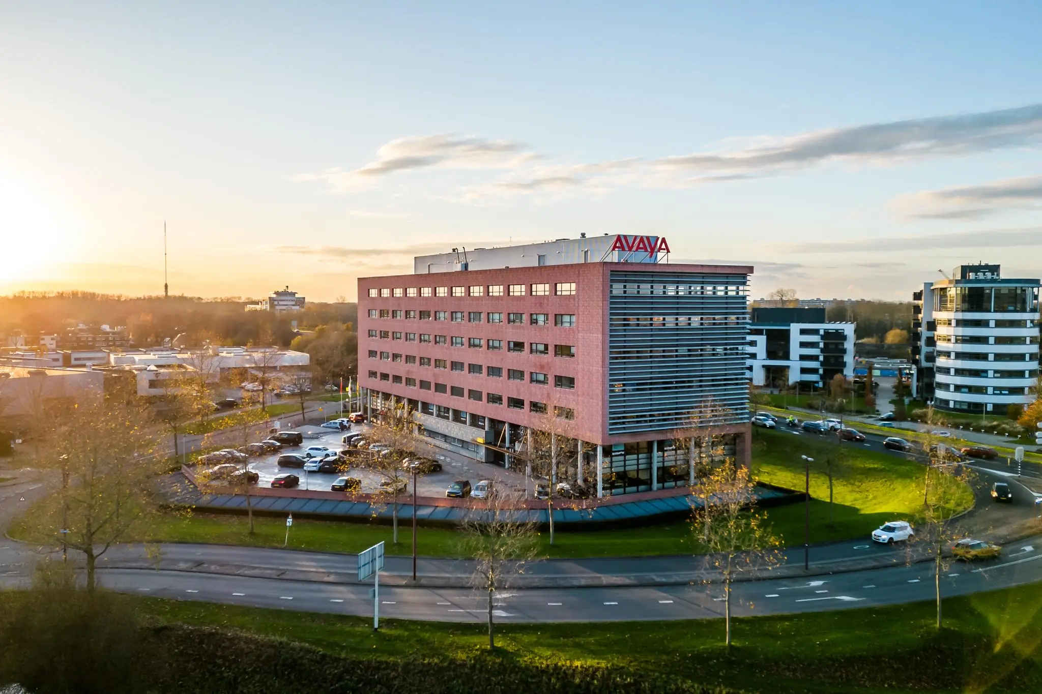 Kantoorgebouw van Avaya aan de Marconibaan in Nieuwegein bij zonsondergang.