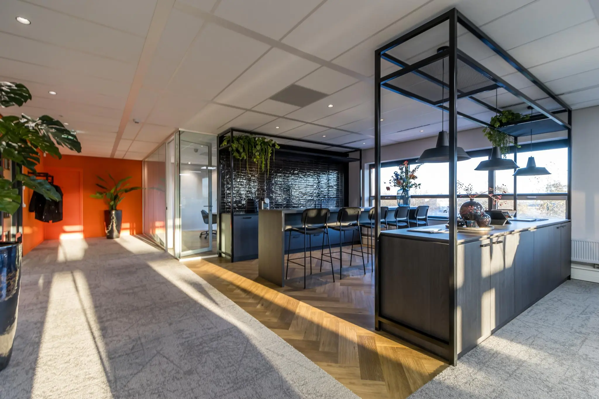 Modern kantoorinterieur aan de Marconibaan met open zithoek, keukenblok en veel natuurlijk licht.
