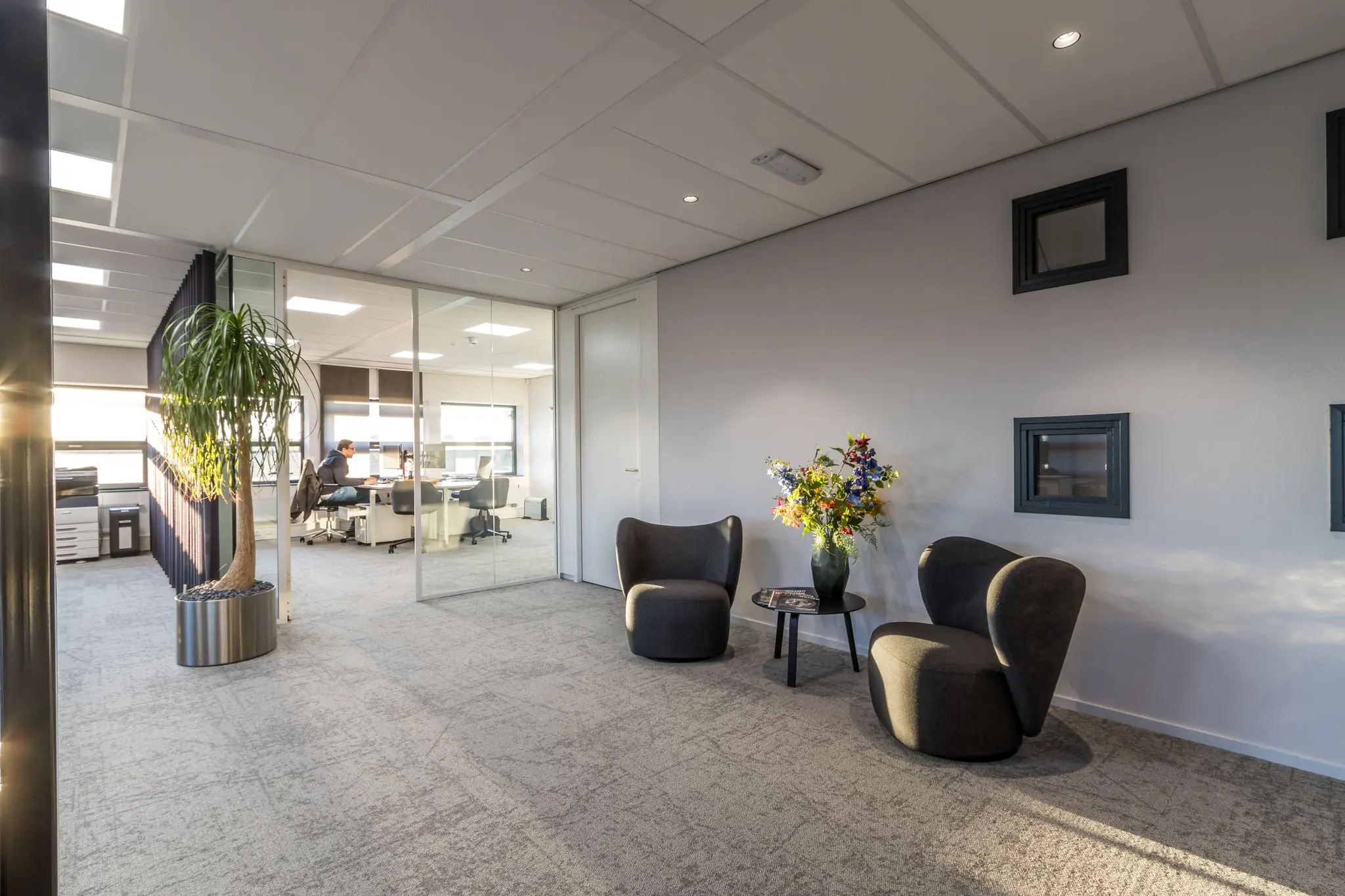 Moderne kantoorruimte aan de Marconibaan met een wachthoek, glazen vergaderruimte en veel natuurlijk licht.