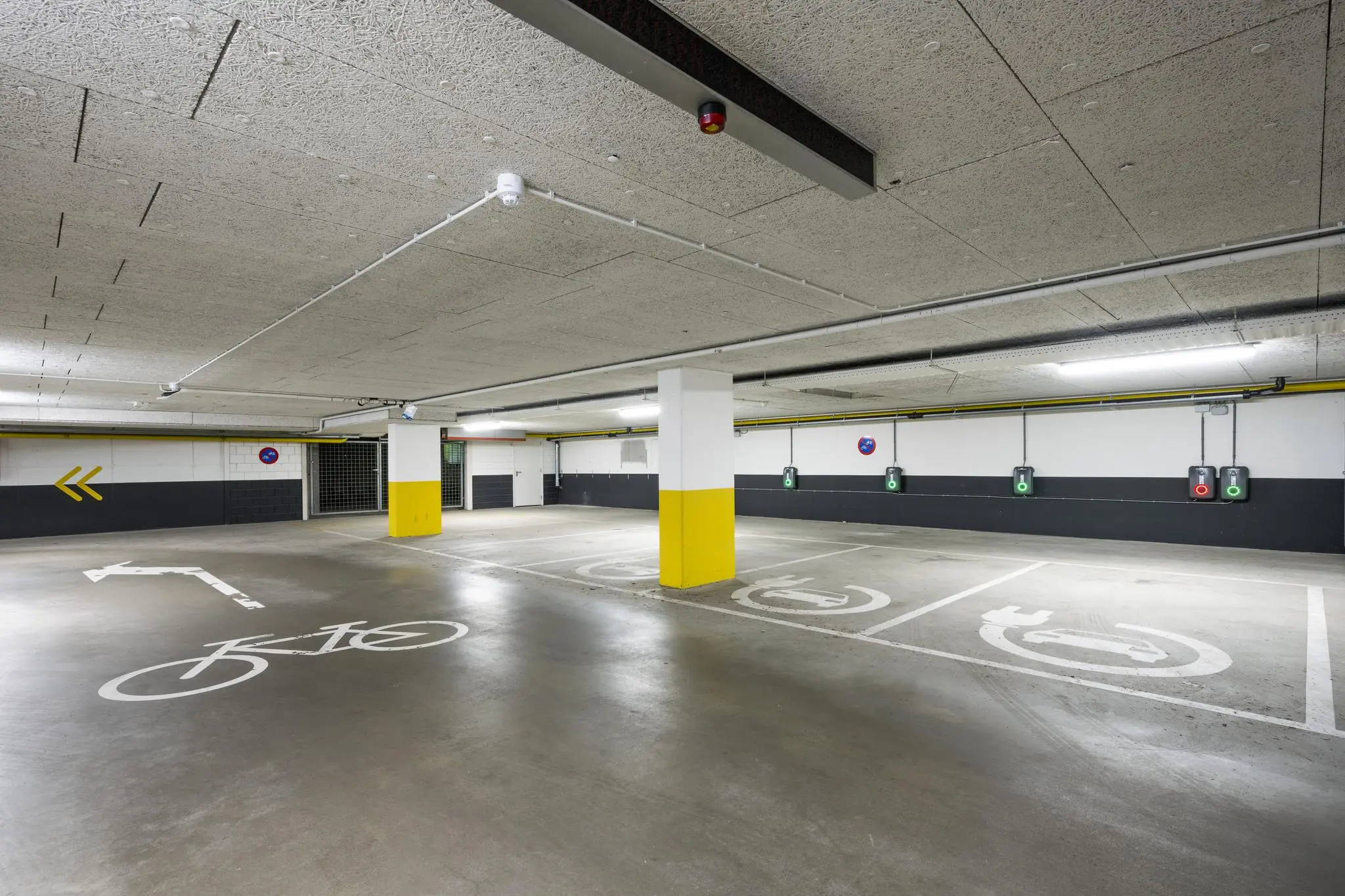 Ondergrondse parkeergarage aan de Hullenbergweg met oplaadpunten voor elektrische auto's en parkeervakken voor mindervaliden en fietsen.