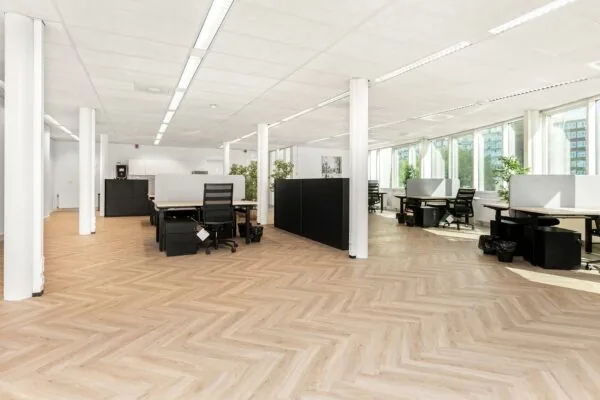 Ruim, modern kantoorpand aan de Sluisjesdijk met werkplekken, grote ramen en veel natuurlijk licht.