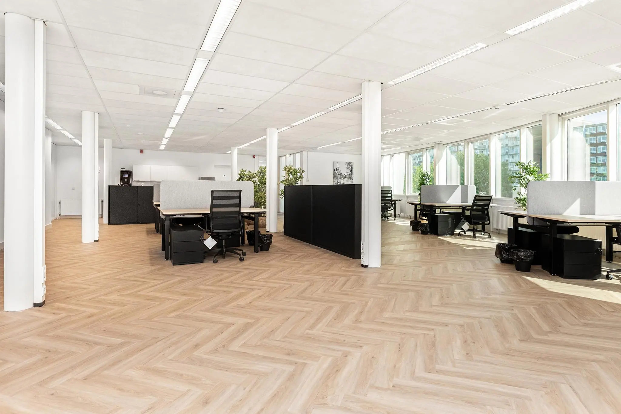 Ruim, modern kantoorpand aan de Sluisjesdijk met werkplekken, grote ramen en veel natuurlijk licht.