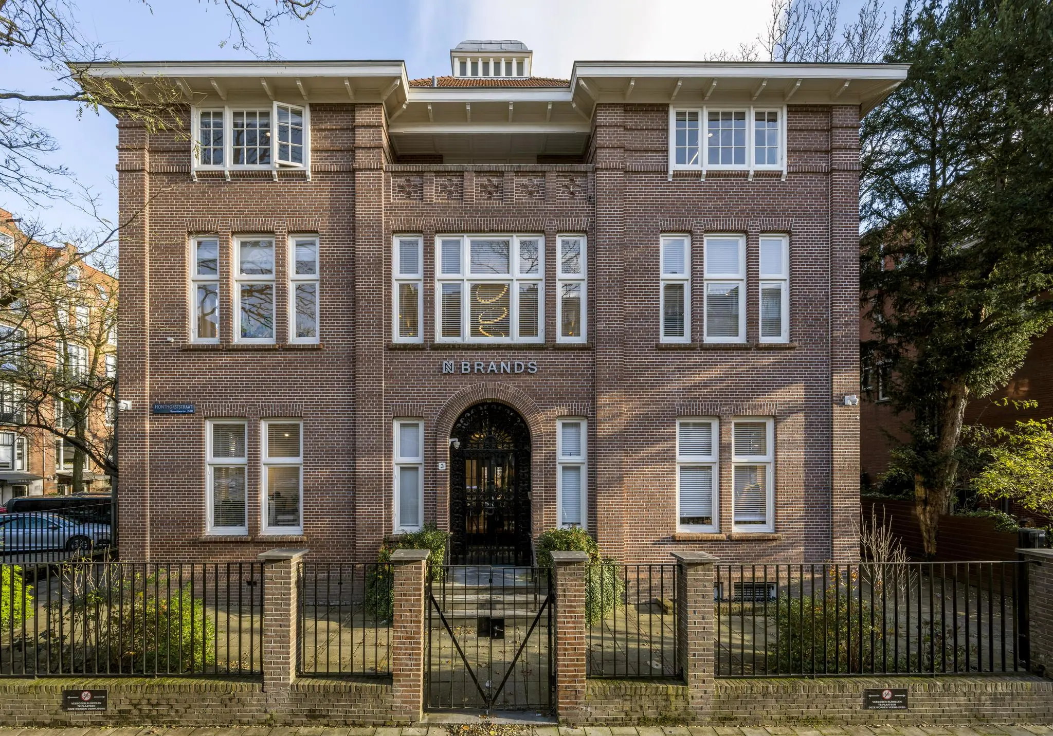Vooraanzicht van een statig kantoorpand aan de Honthorststraat met het logo van N BRANDS op de gevel.