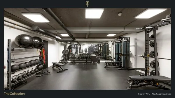 Moderne fitnessruimte aan de Stadhouderskade 85 met diverse krachttrainingsapparatuur en accessoires.