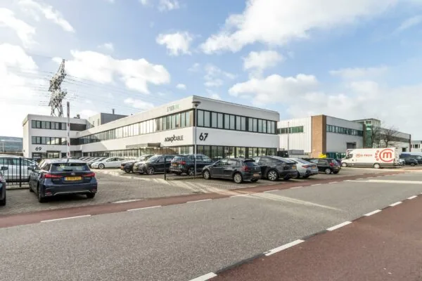 Bedrijventerrein aan de Savannahweg met kantoorgebouwen en geparkeerde auto's voor de panden met huisnummers 67 en 69.