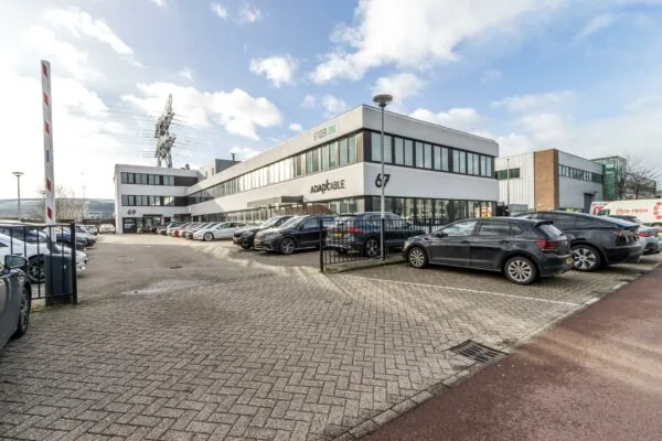 Bedrijventerrein aan de Savannahweg met meerdere kantoorpanden, geparkeerde auto's en bedrijfsnaamborden waaronder "ADAPTABLE" en "EAGER.ONE".