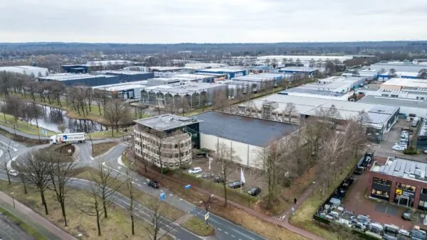 Luchtfoto van een bedrijventerrein aan de Koningsweg met kantoren, magazijnen en een rijdende vrachtwagen van CTS GROUP.