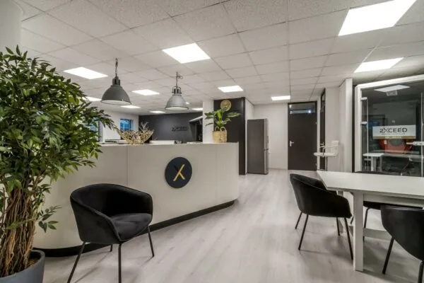 Moderne en strak ingerichte kantoorruimte aan de Koningsweg met balie, vergaderruimte en ontvangstruimte van 2XCEED.