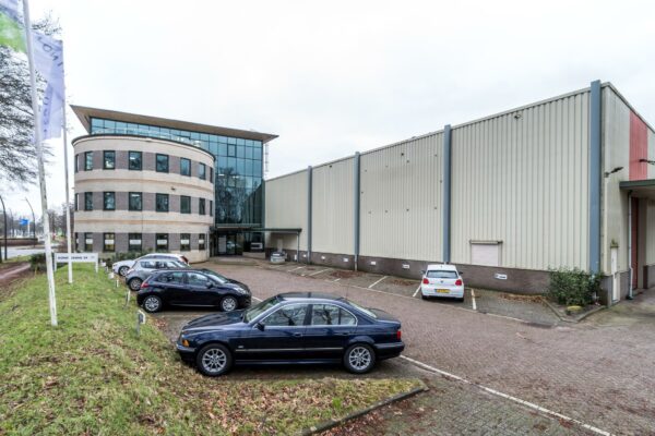 Kantoorgebouw met parkeergelegenheid aan de Koningsweg 29 in een industriële omgeving.