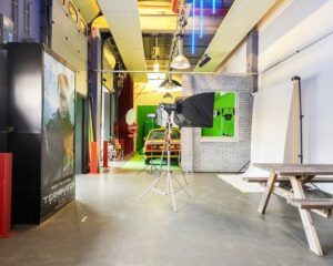 Fotostudio in een creatieve kantoorruimte aan de Bolderweg 2 in Almere met green screen, belichting en decorstukken.