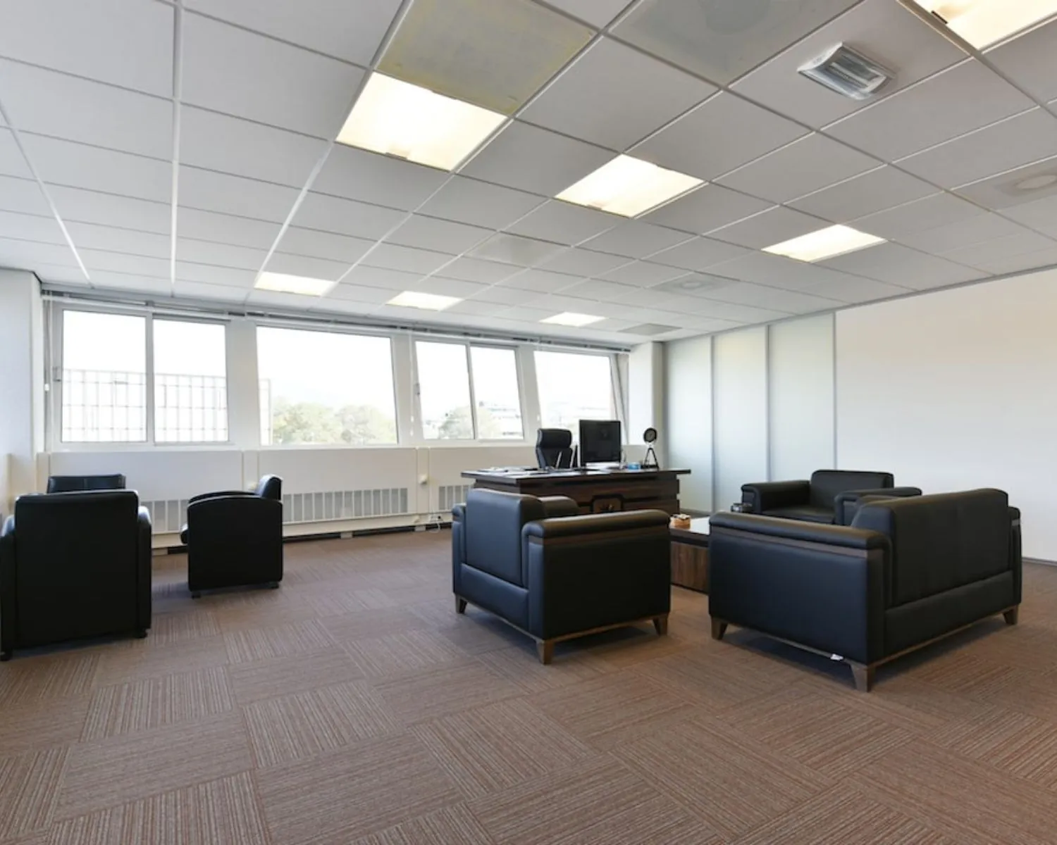 Ruime en modern ingerichte kantoorruimte met zithoek aan de Treubstraat 1 in Rijswijk.