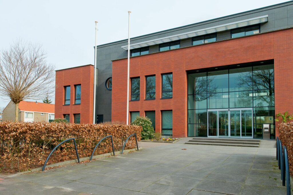 Modern kantoorgebouw aan de Groenekanseweg met rode bakstenen gevel en grote glazen entree.