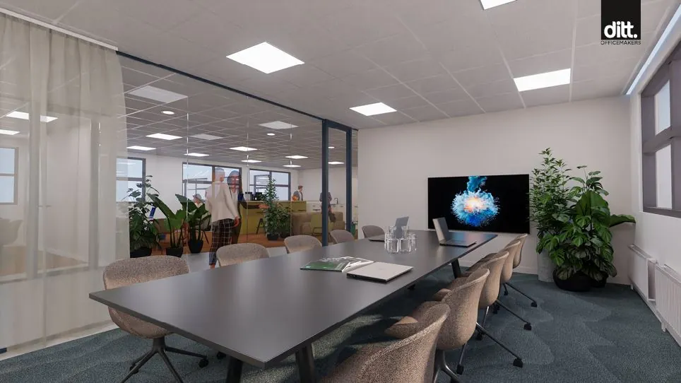 Moderne vergaderruimte aan de Spicalaan met glazen wand, groot scherm en vergadertafel met stoelen.